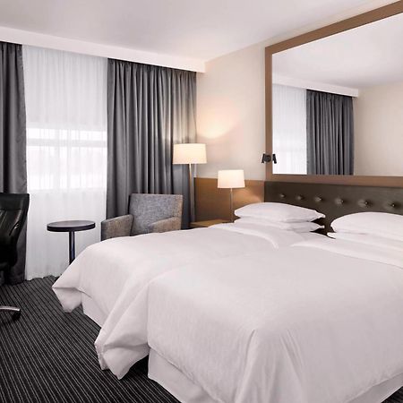 Sheraton Heathrow Hotel Хилингдън Екстериор снимка