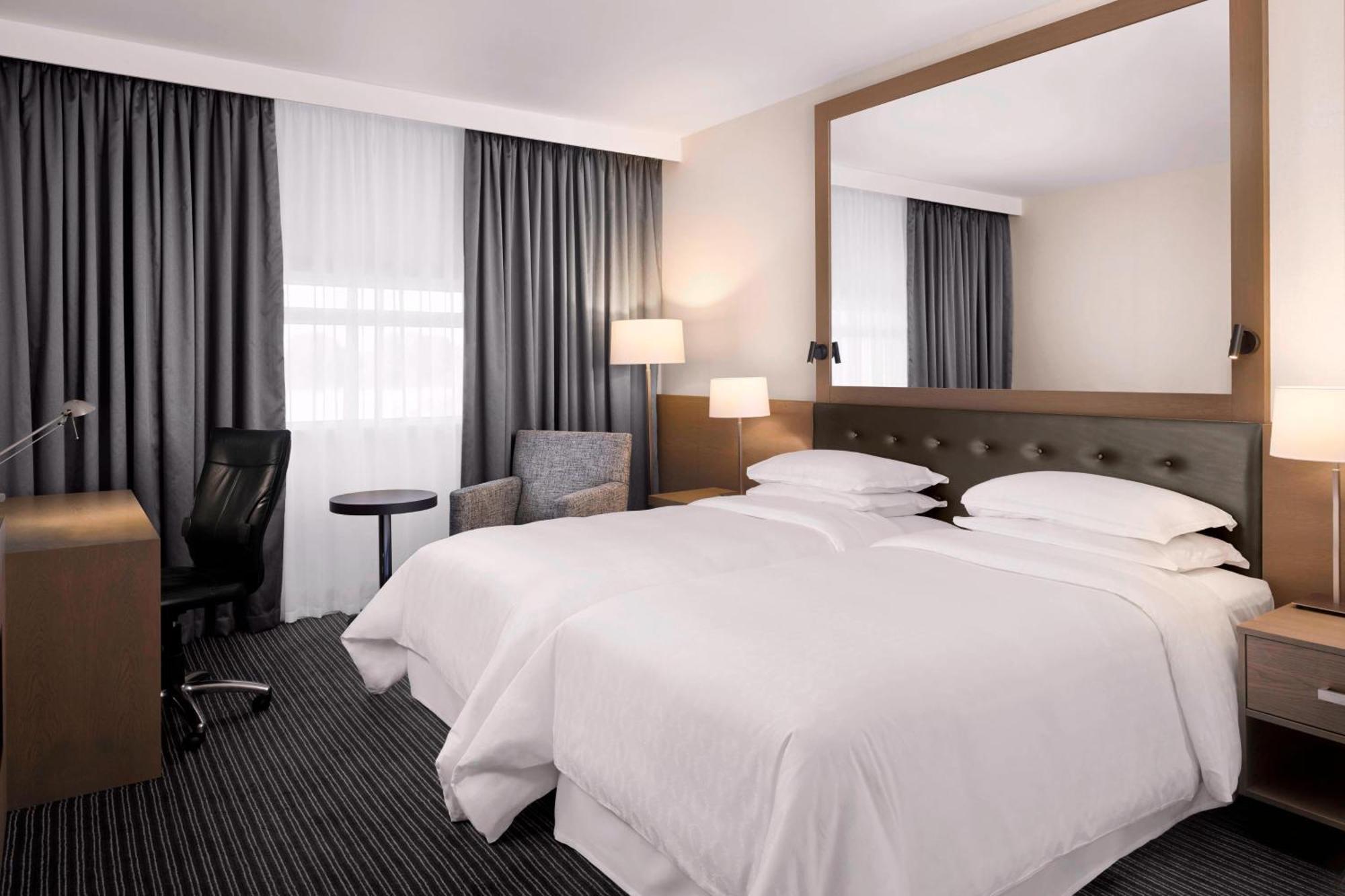 Sheraton Heathrow Hotel Хилингдън Екстериор снимка